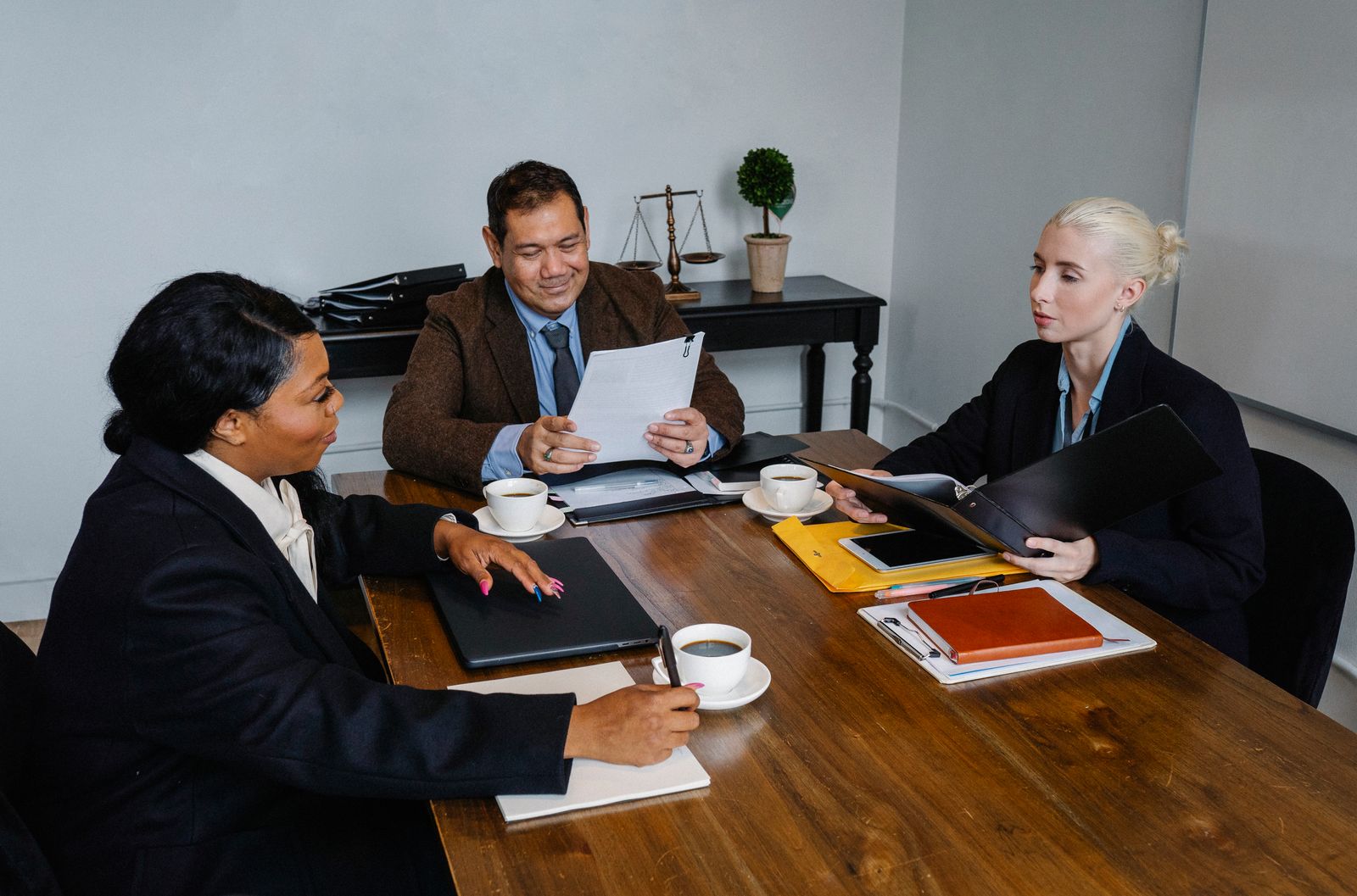 Account manager reviewing a range plan with cushion samples on the table